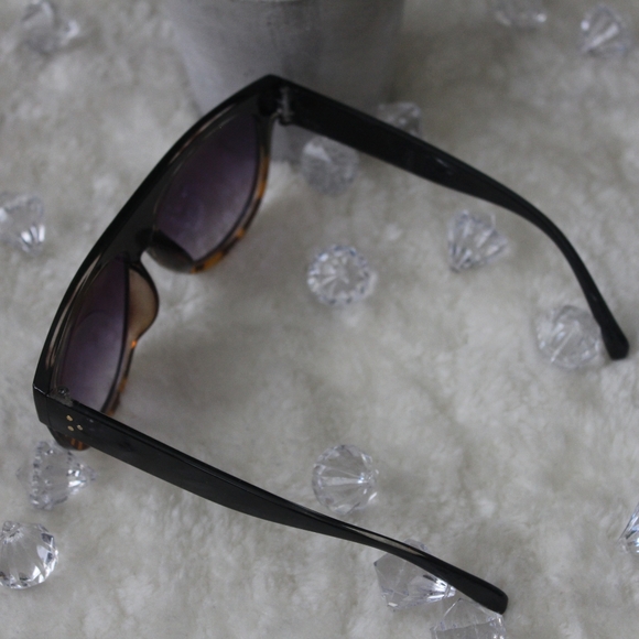 Sunglasses - Picture 3 of 5